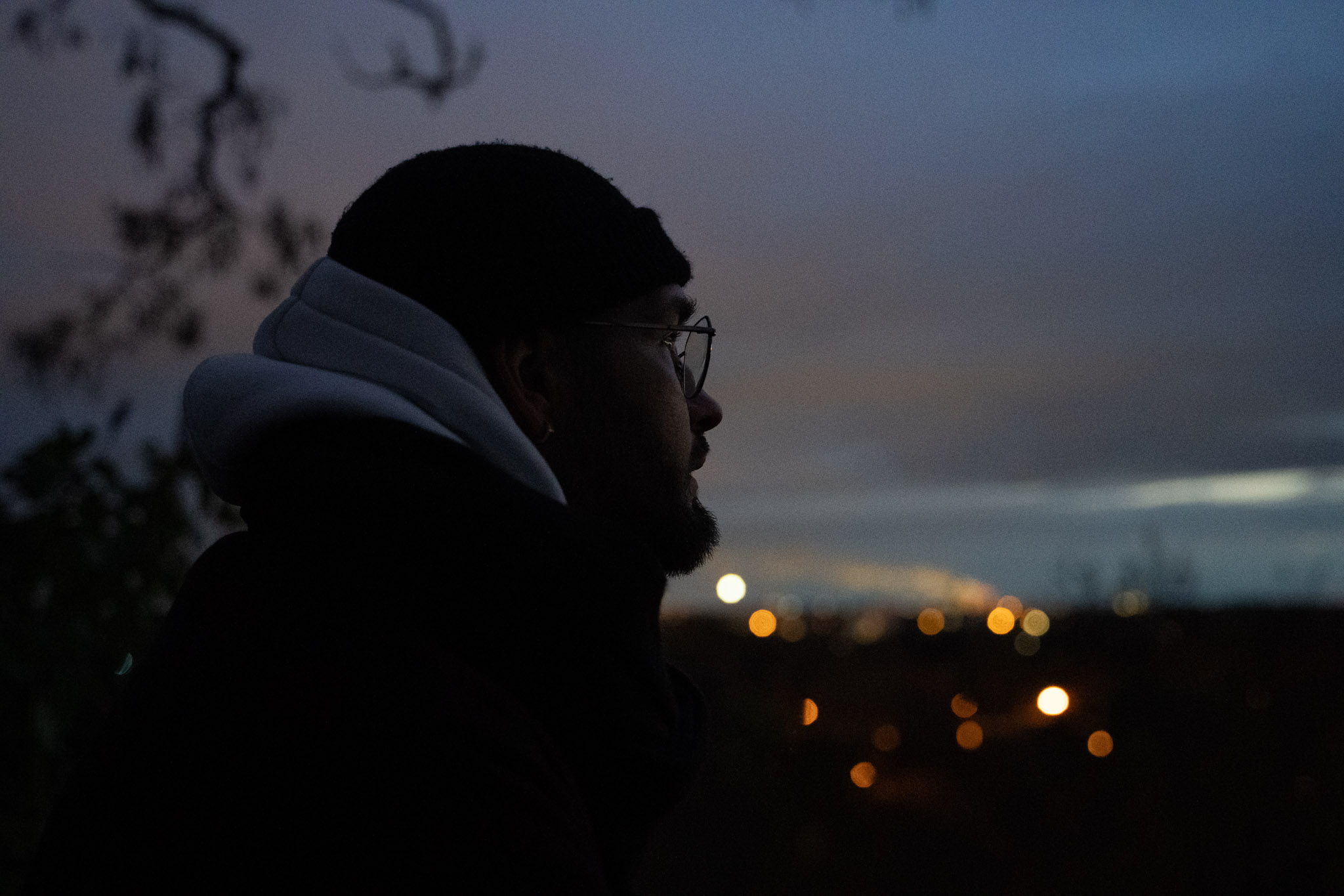 Philipp Müller im Profil bei Abenddämmerung mit Blick über die Stadt
